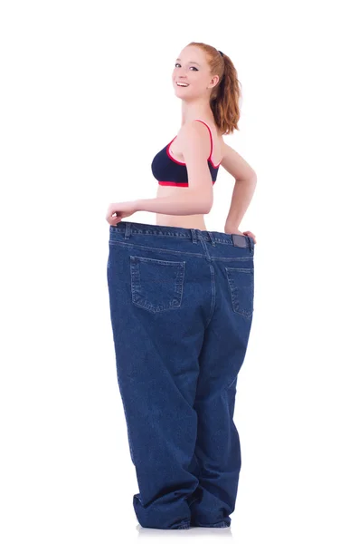 Женщина с большими джинсами в концепции диеты — стоковое фото