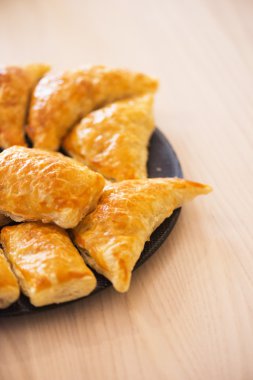 Tabakta etle doldurulmuş köfteler.