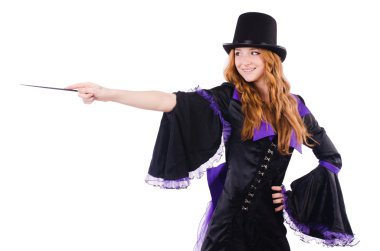 Kadın sihirbaz beyazların arasında.