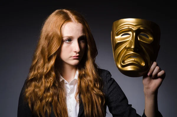 Donna con maschera nel concetto di ipocrisia — Foto Stock