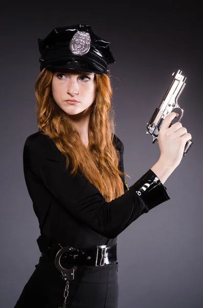 銃を持つ女性警察オフィス — ストック写真