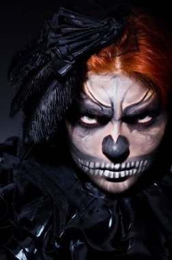 karanlık odada korkunç canavar