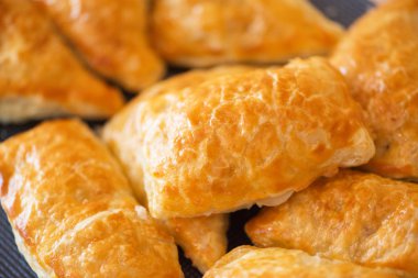 Tabakta etle doldurulmuş köfteler.