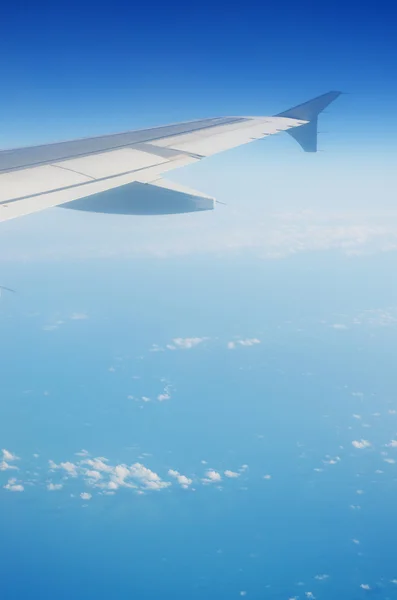 Flugzeugflügel aus dem Fenster — Stockfoto