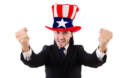 Amerikan bayrağı taşıyan adam beyazların üzerinde izole edilmiş.