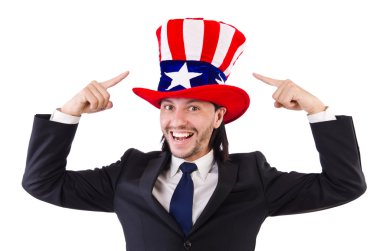 Amerikan bayrağı taşıyan adam beyazların üzerinde izole edilmiş.