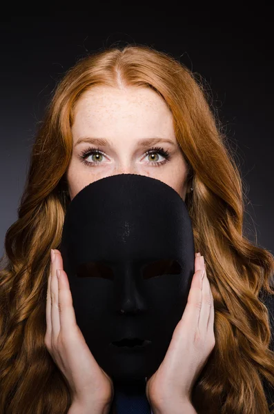 Donna con maschera nel concetto di ipocrisia — Foto Stock