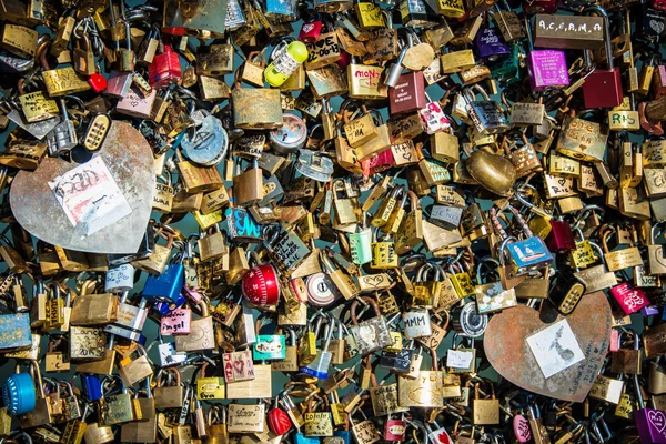 爱在巴黎桥的锁 — 图库照片