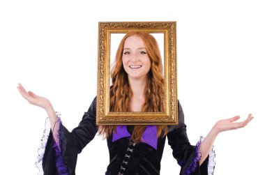 Beyaz çerçeveli bir kadın.