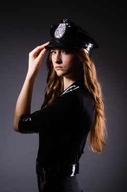 karanlık odada kadın polis teşkilatı