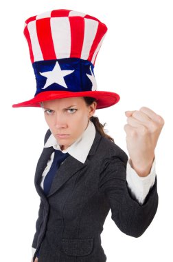 Beyaz üzerinde Amerikan sembolleri olan genç bir kadın.