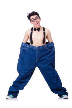 Beyaz pantolonlu komik adam.