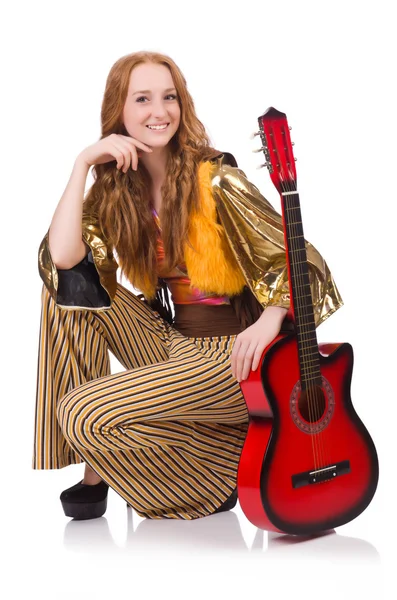 Junges Mädchen mit Gitarre auf weiß — Stockfoto