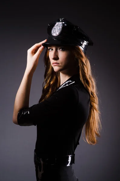 Vrouw politiedienst in donkere kamer — Stockfoto