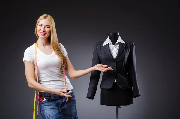 Mulher alfaiate trabalhando em roupas — Fotografia de Stock