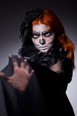 karanlık odada korkunç canavar