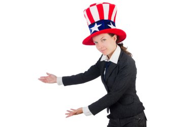 Beyaz üzerinde Amerikan sembolleri olan genç bir kadın.