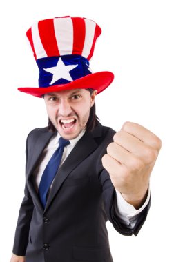 Amerikan bayrağı taşıyan adam beyazların üzerinde izole edilmiş.