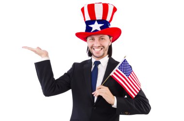 Amerikan bayrağı taşıyan adam beyazların üzerinde izole edilmiş.