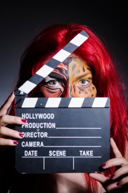 facepaint ve film clapper kadınla