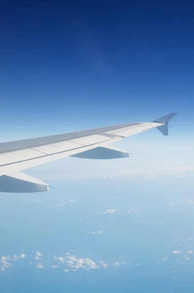 Ala de avião pela janela — Fotografia de Stock