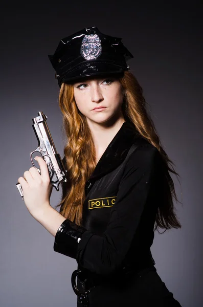 Mulher escritório de polícia com arma — Fotografia de Stock