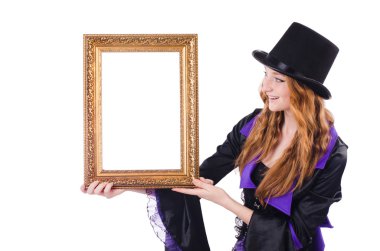 Beyaz çerçeveli bir kadın.