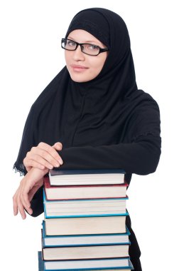 Kitapları olan genç Müslüman kız öğrenci.