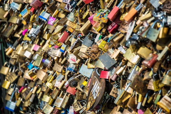 Liebesschlösser an der Brücke von Paris — Stockfoto