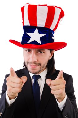 Amerikan bayrağı taşıyan adam beyazların üzerinde izole edilmiş.
