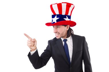 Amerikan bayrağı taşıyan adam beyazların üzerinde izole edilmiş.