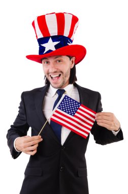 Amerikan bayrağı taşıyan adam beyazların üzerinde izole edilmiş.