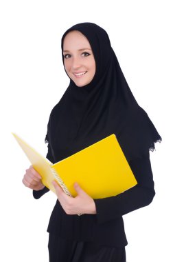 Beyaz kitapları olan genç Müslüman öğrenci.