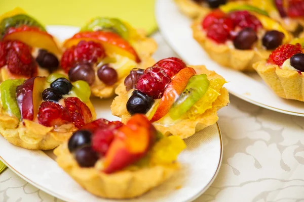 Dulces sabrosos en el plato —  Fotos de Stock