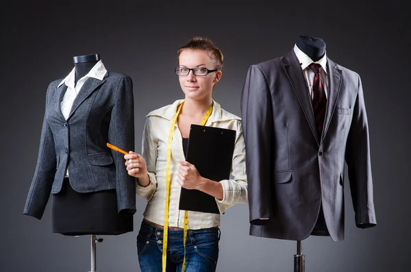 Schneiderin arbeitet an Kleidung — Stockfoto