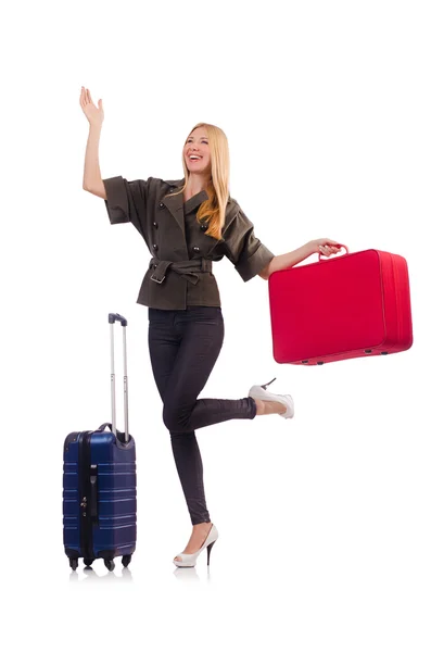 Žena se připravuje na dovolenou s kufrem na bílém — Stock fotografie