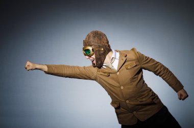 Gözlüklü ve kasklı komik pilot.