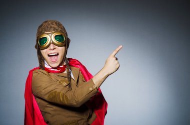 Gözlüklü ve kasklı komik pilot.