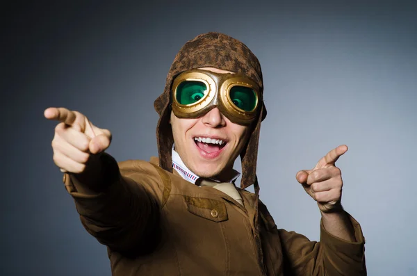 Pilote drôle avec lunettes et casque — Photo