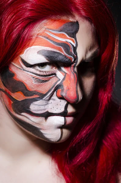 Femme avec peinture sur visage — Photo