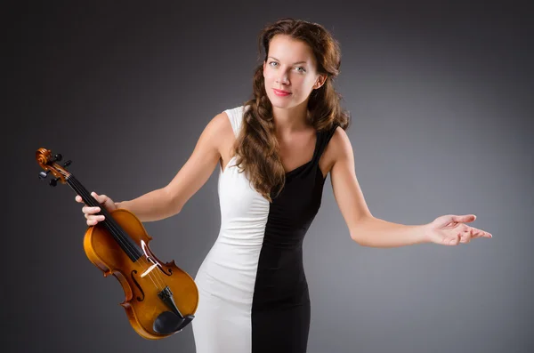 ヴァイオリンと女性アーティスト — ストック写真