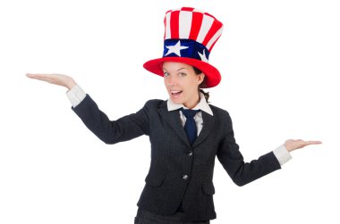 Şapkalı genç kadın.