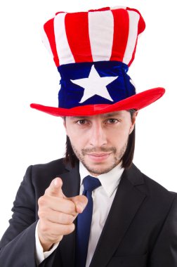 Amerikan bayrağı şapkalı adam