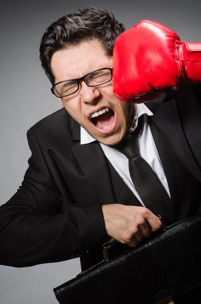 Uomo d'affari con guanti da boxe nel concetto di sport — Foto Stock