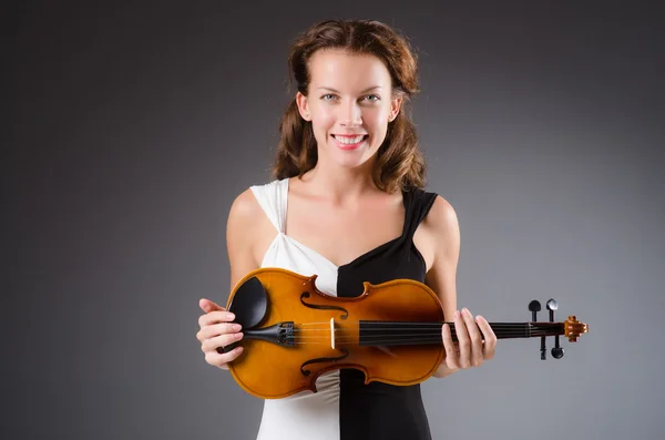 Kvinna konstnär med violin — Stockfoto