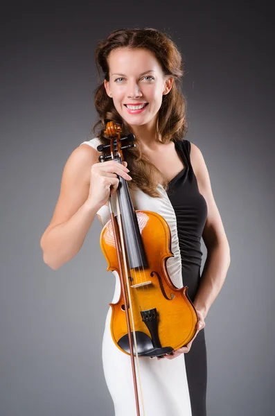 Kvinna konstnär med violin — Stockfoto