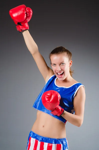 Kvinna boxare i uniform med amerikanska symboler — Stockfoto