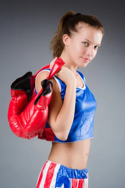 Женщина-боксер в форме с американскими символами — стоковое фото