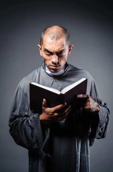 Jovem sacerdote isolado — Fotografia de Stock