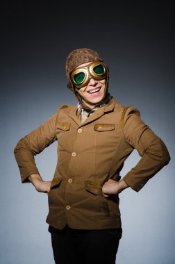 Gözlüklü ve kasklı komik pilot.